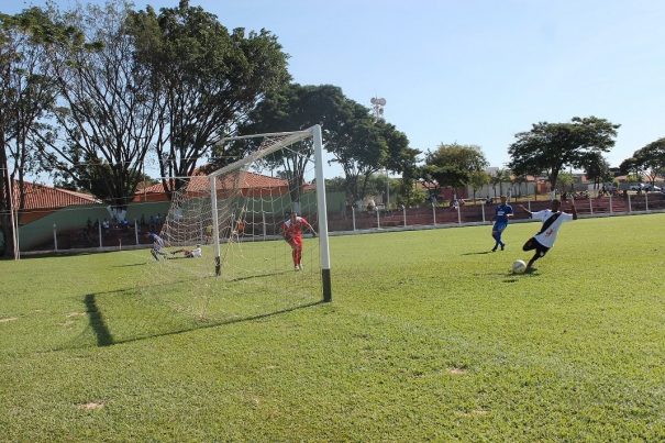 Jogando em seu campo, na manhã de domingo, Santa Cruz superou o Santana e conquistou sua segunda vitória na competição. (Foto: Diego Ortiz)