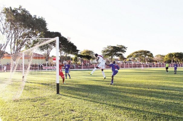 Atacante Décio salta para cabecear e marcar um dos gols da Santa Luzia em massacre diante do Santana, no Estádio da Santa Cruz. (Foto: Diego Ortiz)