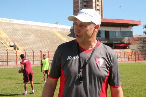 Técnico Aílton Silva tenta resgatar a confiança do elenco, que ainda não venceu na Série B do Brasileiro. (Foto: Diego Ortiz)