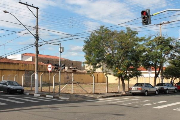 Espaço que abrigava o antigo Casarão Amarelo, próximo ao Jardim Velho, é uma das opções (Foto: Fernando Surur)