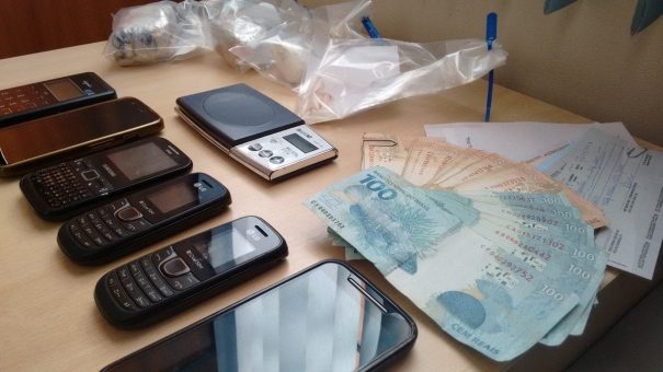 Crack, cocaína e mais de R$ 6 mil entre dinheiro e cheques foram apreendidos