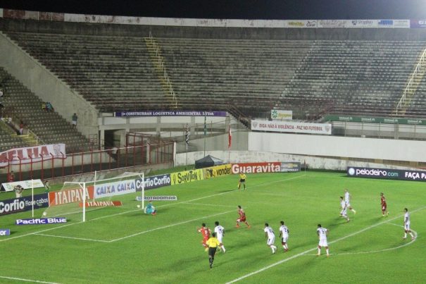 Edson Ratinho empatou a partida em cobrança de pênalti. (Foto: Diego Ortiz)