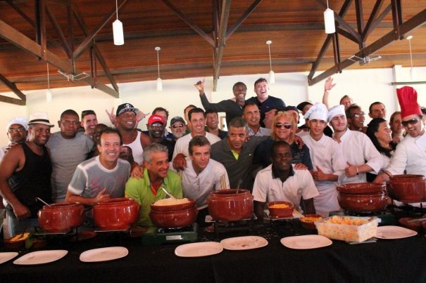 Ídolos de Mogi Mirim e Corinthians se confraternizaram em feijoada com pagode realizada depois do jogo, na Barros. (Foto: Diego Ortiz)