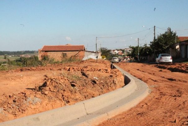 Ruas passam por obras para a implantação de guias e sarjetas (Foto: Ana Paula Meneghetti)