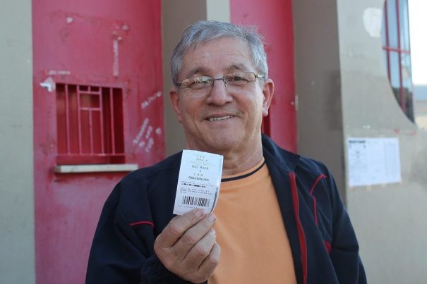 Lúcio não pagou: ingresso da Unimed, patrocinadora do Mogi. (Foto: Diego Ortiz)