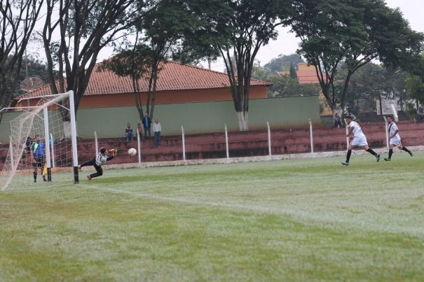 Goleiro Willian, da Piteiras, defende cobrança de pênalti batida por Índio, da Santa Cruz, que mais tarde teve outra oportunidade de converter uma penalidade máxima e não desperdiçou. (Foto: Diego Ortiz)