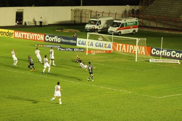 Alex Mineiro abriu o placar para o Bragantino, no Romildão. (Foto: Fernando Surur)