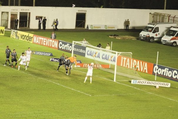 Geovane cabeceia para empatar a partida contra o Bragantino. (Foto: Fernando Surur)