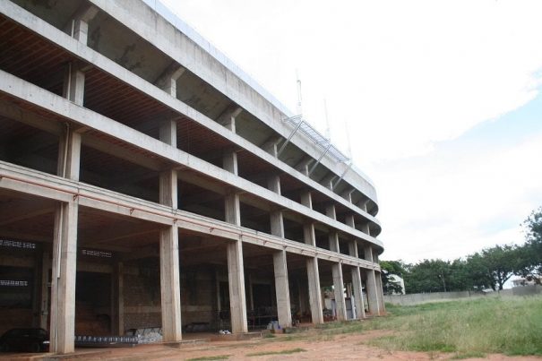 Ampla área pouco explorada atrás das arquibancadas do estádio pode receber empreendimento. (Foto: Arquivo)