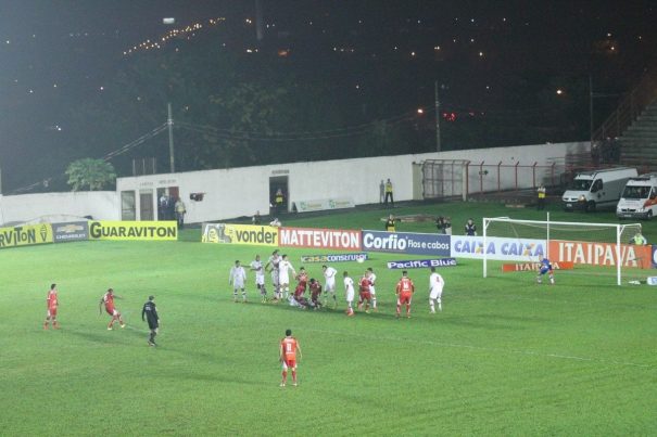 Camisa 10 do Sapo, Rivaldo levou perigo em cobrança de falta. (Foto: Diego Ortiz)