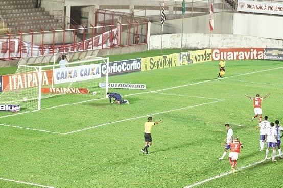 Com categoria, Rivaldo deslocou o goleiro e marcou de pênalti na noite de terça-feira, no Romildão.(Foto: Fernando Surur)