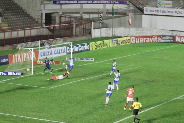 Após cruzamento, Rivaldinho fez, de peixinho, o primeiro gol do Sapo. (Foto: Fernando Surur)