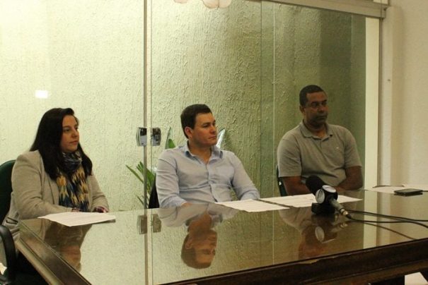 Beatriz Gualda, prefeito Gustavo Stupp e Dirceu Paulino participaram de entrevista coletiva (Foto: Ana Paula Meneghetti)