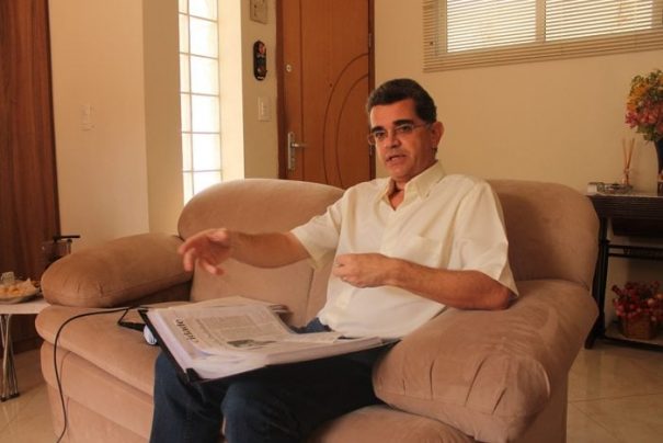 Eduardo Brandão recebeu a imprensa em sua casa, na manhã de quinta-feira, para esclarecer pontos apresentados pela Prefeitura (Foto: Ana Paula Meneghetti)