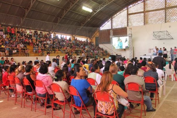 Sorteio das moradias foi feito na manhã do último sábado; clima era de expectativa no Tucurão (Foto: Ana Paula Meneghetti)