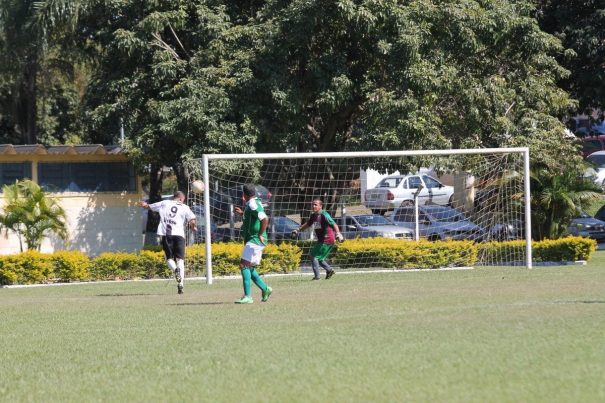 Artilheiro da Copa, Marcos Crispim cabeceia para abrir o placar para Tucurense diante da Piteiras. (Foto: Diego Ortiz)