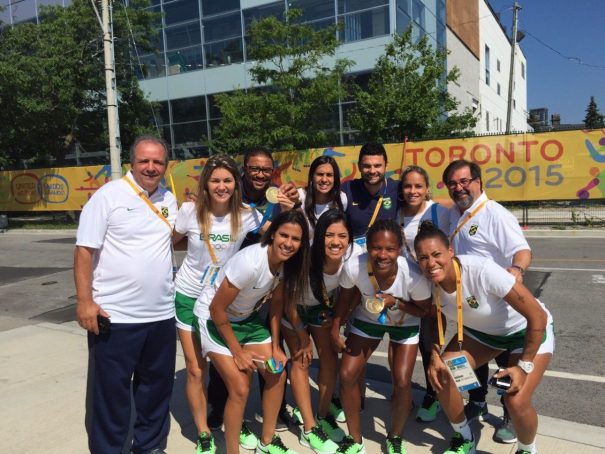 Com a seleção de futebol feminino, Fabinho curte momento na Vila Olímpica, em Toronto. (Foto: Arquivo Pessoal)