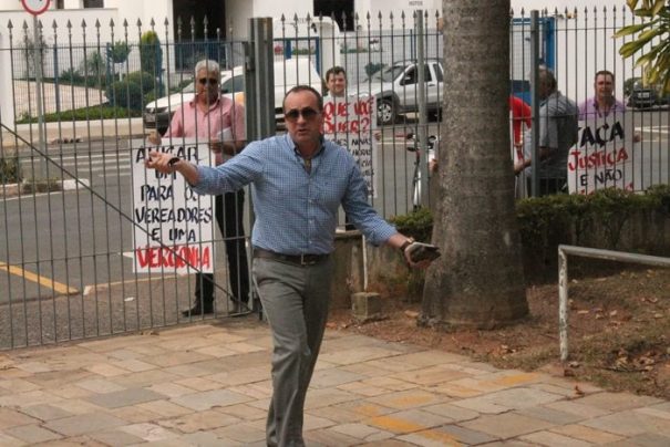 O empresário Nilson Higino se exaltou com manifestantes pouco antes da audiência de conciliação (Foto: Ana Paula Meneghetti)