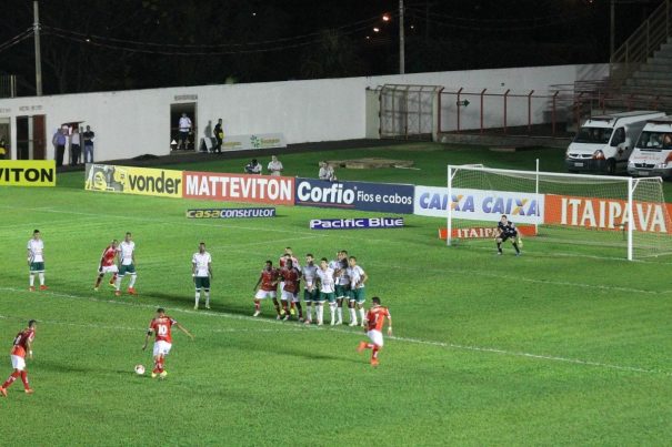 Camisa 10 do Mogi Mirim, Rivaldo quase marcou em cobrança de falta, em sua despedida. (Foto: Diego Ortiz)