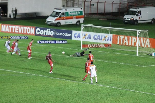 Mogi Mirim e Oeste ficaram no empate sem gols, em jogo na noite desta sexta-feira, no Romildão. (Foto: Fernando Surur)