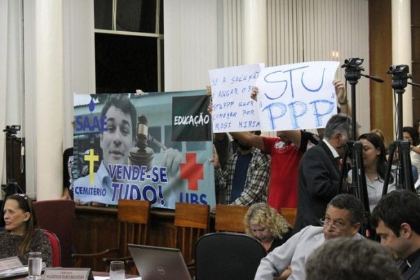 Convocado, prefeito Luis Gustavo Stupp já foi alvo de uma série de protestos no Legislativo (Foto: Arquivo)