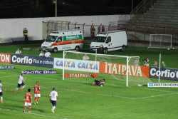 Em cobrança de pênalti, Rafael Costa marca o gol da vitória do Paraná. (Foto: Diego Ortiz) 