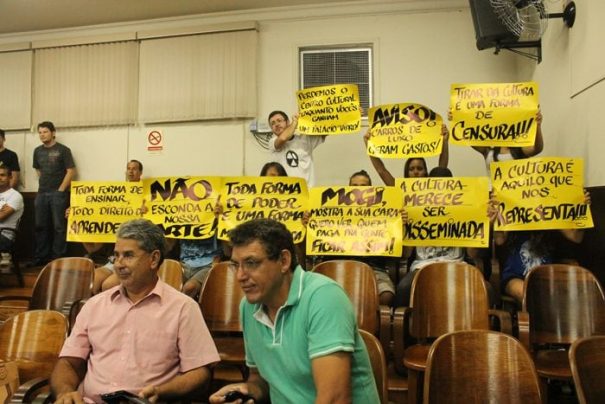 Sessão da Câmara Municipal, na noite da última segunda-feira, contou com protestos de alunos que frequentam o Centro Cultural