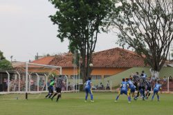 Guilherme saltou para cabecear e abrir o caminho para a goleada da Tucurense. (Foto: Diego Ortiz)