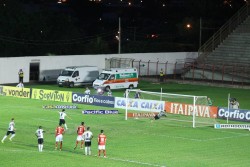 Na segunda cobrança, Ricardinho mudou o lado da batida e fez 2 a 0 para o Ceará. (Foto: Diego Ortiz)