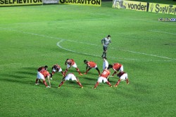 Falta de iluminação fez jogo ficar paralisado por aproximadamente 40 minutos. (Foto: Diego Ortiz)