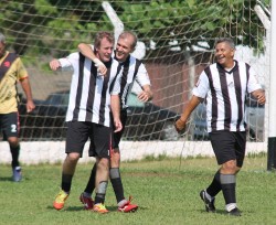 Oscarzinho comemora o quarto gol do Tucura/Pintado diante da Santa Cruz, na manhã de domingo. (Foto: Diego Ortiz)