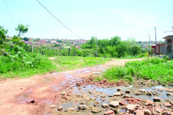 Com fossas cheias, moradores do Laranjeiras estão soltando o esgoto na rua (Foto: Ana Paula Meneghetti)