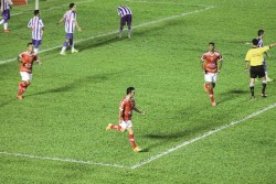 Mogi Mirim comemora gol que interrompeu série de 10 derrotas consecutivas. (Foto: Diego Ortiz)