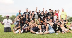 Transmogi festejou troféu conquistado na Santa Cruz, domingo. (Foto: Diego Ortiz)