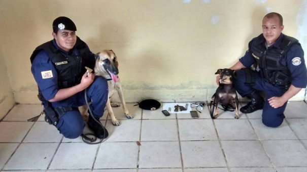 Equipe do canil com os farejadores Atos e Lola em apreensão realizada no Jardim Saúde