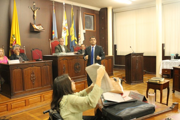 Em sessão extraordinária, a vereadora discutiu com o colega de Plenário, Marquinhos da Farmácia, uma das testemunhas na ação (Foto: Ana Paula Meneghetti)