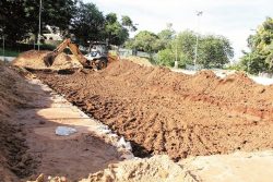 Em dois dias, reforma foi executada com a abertura de uma caixa para a colocação de areia. (Foto: Fernando Surur)