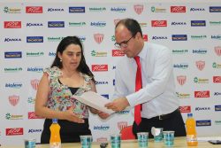 Advogada Roberta Pinheiro e o presidente Luiz Oliveira, com a decisão judicial favorável, na sexta-feira. (Foto: Diego Ortiz)