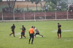 Tempestade, com chuva e ventania, prejudicou o jogo, que chegou a ser paralisado por Mangueira. (Foto: Diego Ortiz)