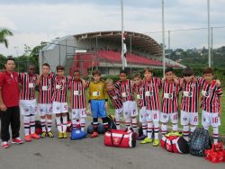 Escolinha sub-10 do São Paulo, de Mogi Mirim, venceu Taubaté na decisão do campeonato, domingo. (Foto: Divulgação)