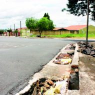 Força da água arrastou pedaços de asfalto até a esquina da via (Foto: Ana Paula Meneghetti)