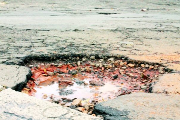 Problema é antigo e vem piorando; crateras acumulam água (Foto: Ana Paula Meneghetti)