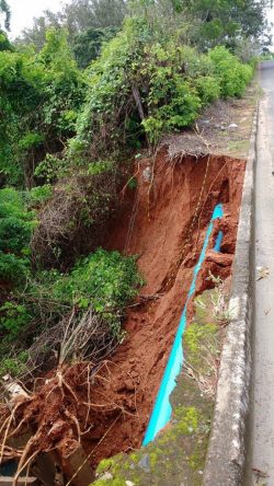 Erosão no acesso à Rua do Mirante já atinge dez metros de profundidade; área está interditada (Foto: Divulgação/Defesa Civil)