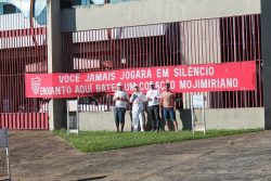 Integrantes da Mancha aguardaram chegada de grupo de Victor, que se reuniu em escritório. (Foto: Diego Ortiz)