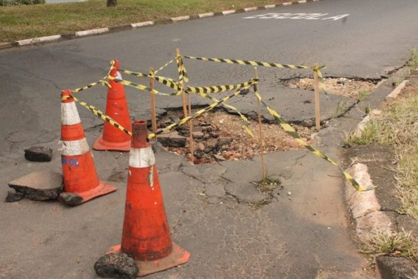 Crateras abertas ruas e avenidas foram sinalizadas com cones e faixas zebradas (Foto: Ana Paula Meneghetti)