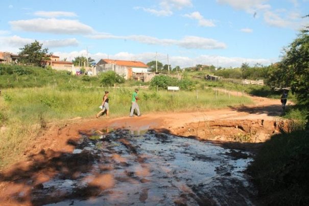 Local de erosão é o caminho que Cleiton faz, todos os dias, para o trabalho (Foto: Ana Paula Meneghetti)