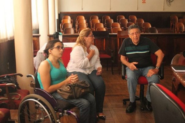 Na reunião de sexta-feira, as vereadoras Maria Helena e Dayane Amaro, ambas do PSDB, e o arquiteto Hélvio Guatelli (Foto: Ana Paula Meneghetti) 