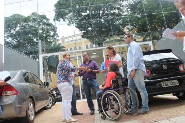 Vereadoras se reuniram em frente ao novo imóvel, na tarde da última quarta (Foto: Fernando Surur)