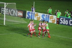 Mogi Mirim comemora terceiro gol, marcado pelo atacante Roni. (Foto: Diego Ortiz)