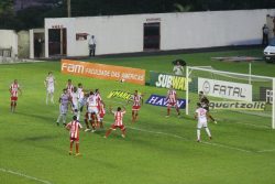 Mogi Mirim (de camisa listrada) construiu a vitória diante do Linense logo nos minutos iniciais. (Foto: Diego Ortiz)